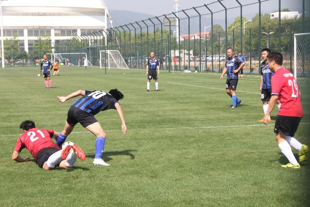 亚马尔与19岁女网红购物被偷拍 她有140多万粉丝